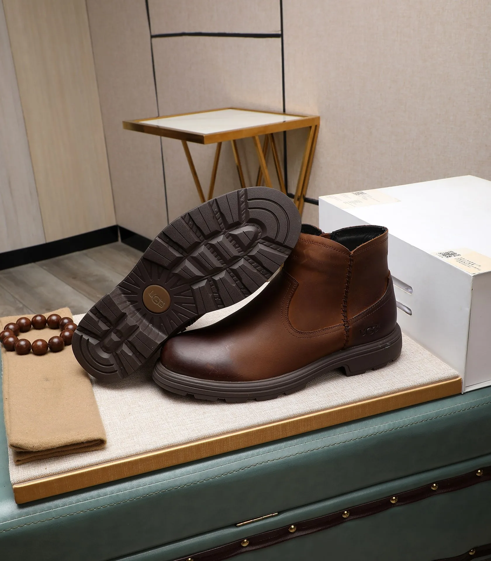 Men's men's shoes💰640 UGG (100% genuine wool lining, 10% off for fake ones) Please pay attention to the quality of the original order and compare the thickness of the wool🏮🏮Hot-selling UGG from Australia's warm luxury brand men's shoes, the official website is synchronized, Beckham men's style..., made of imported top-layer waxed cowhide, waxed toe cap, Australian real wool velvet lining Carefully sewn...Imported rubber Martin boots outsole (comfortable, soft and wear-resistant). I really like the quality..Exquisite workmanship. You can't put it down at first sight. Size 39-44